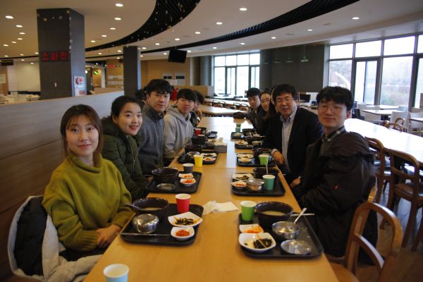 (사진)장순흥 총장과 총학생회 학생들이 학생식당에서 ‘총장님과 함께 하는 아침 식사’ 이벤트로 준비한 무료 아침밥을 같이 먹었다