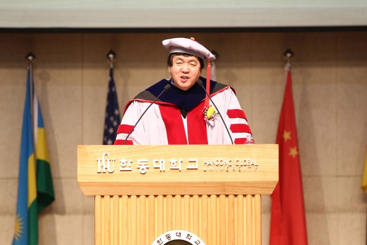 (사진1)장순흥 총장이 입학 축사를 하고 있다