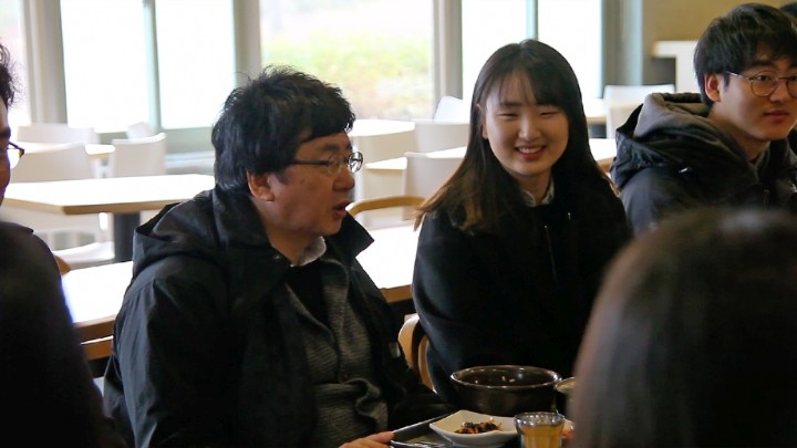(사진1)  장순흥 총장이 학생들에게 지역사회와 세계의 문제를 함께 고민하고 우리 이웃에게 따뜻한 나눔과 봉사를 실천하는 인재가 되어달라고 당부의 말을 하고 있다.