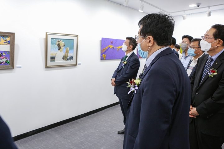 (사진2) 개교 25주년 및 故김영길 초대총장 추모 1주기 미술초대전 관람