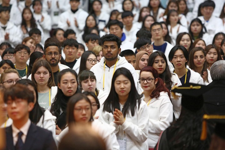 (사진4)외국인 신입생들이 퇴장하는 교수들에게 박수를 치고 있다
