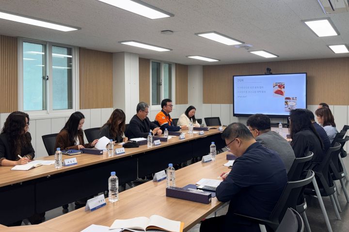 [사진1] 한동대 대학일자리플러스센터가 개최한 ‘2026년 지역청년고용 거버넌스 협의회 간담회'에서 참석자들이 지역 고용 활성화 방안을 논의하고 있다