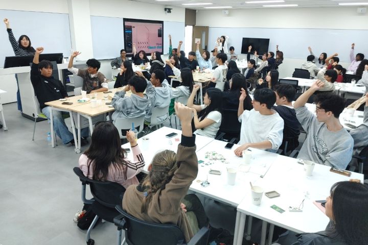 [사진1] 한동대학교 글로컬대학30 리빙랩 ‘오션피스 업사이클링 방향제 워크숍’에 참가한 12개국 다국적 학생들이 손을 들어 열정적으로 참여하고 있다. (사진제공=한동대)