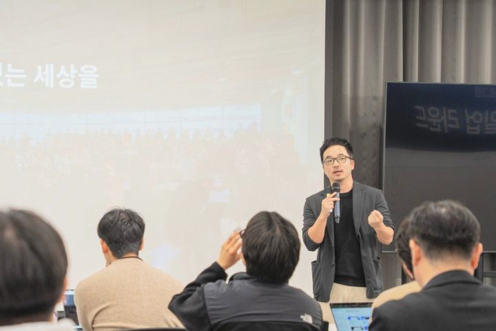 [사진2] 한동대 동문인 최동철 와디즈임팩트 대표가 선배 창업가 특강을 하고 있다