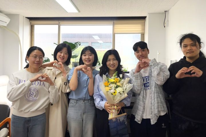 [사진2] 홍주연 석사과정생(왼쪽 세 번째)과 지도교수인 김윤희 교수(왼쪽 네 번째)를 비롯한 한동대 상담대학원 김윤희 교수 연구실 구성원들 (사진=한동대학교 상담대학원 제공)