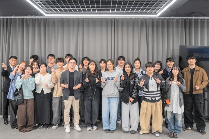 [사진3] 선배 창업가 특강을 마친 최동철 와디즈임팩트 대표(앞줄 왼쪽 네 번째)와 한동대 재학생들이 기념촬영을 하고 있다