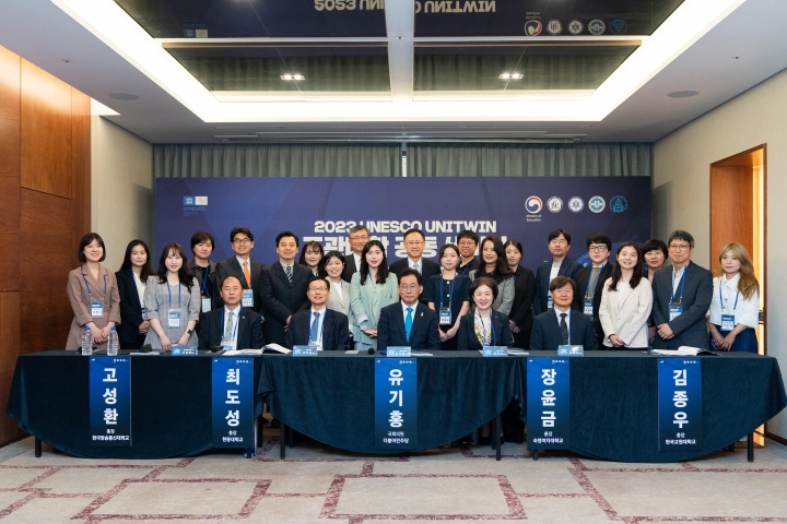 (Photo 1) Participants of the 2023 UNESCO UNITWIN Administrative Universities Joint Seminar