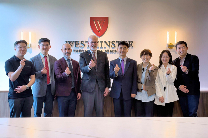 [사진2] 교류 간담회를 마치고 기념 촬영을 하는 한동대와 웨스트민스터신학대학원 관계자들  (왼쪽에서 네 번째부터 데이비드 B. 가너 총장, 박성진 한동대 총장)