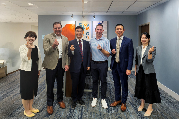 [사진4] 아칸소주 상·하원의원과의 조찬 간담회를 마친 박성진 한동대 총장과 참석자들이 기념 촬영을 하고 있다. 