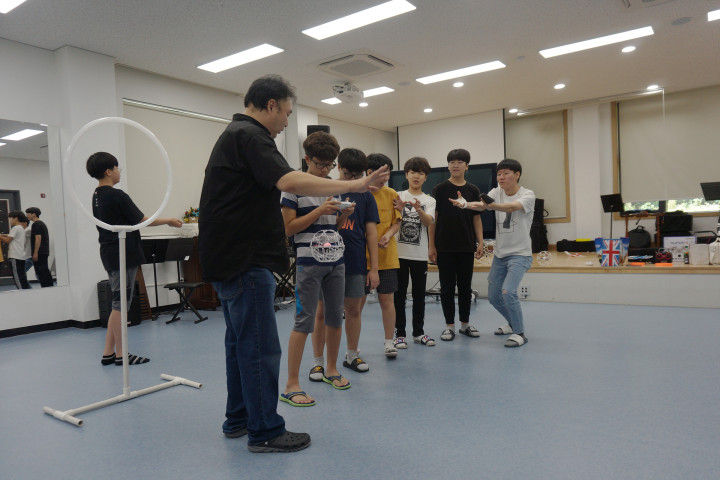 (사진2) 대구 한울안중학교 학생들이 드론 축구 조종법을 연습하고 있다.