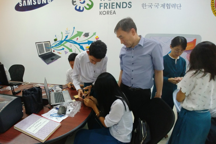 (사진2) 아두이노 실험 키트로 블루투스 실습을 진행하는 한동대 성금영 교수