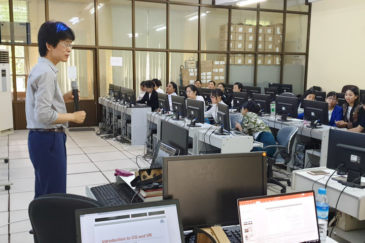 (사진3) 컴퓨터 그래픽과 가상현실 입문에 대해 강의하는 한동대 한다성 교수