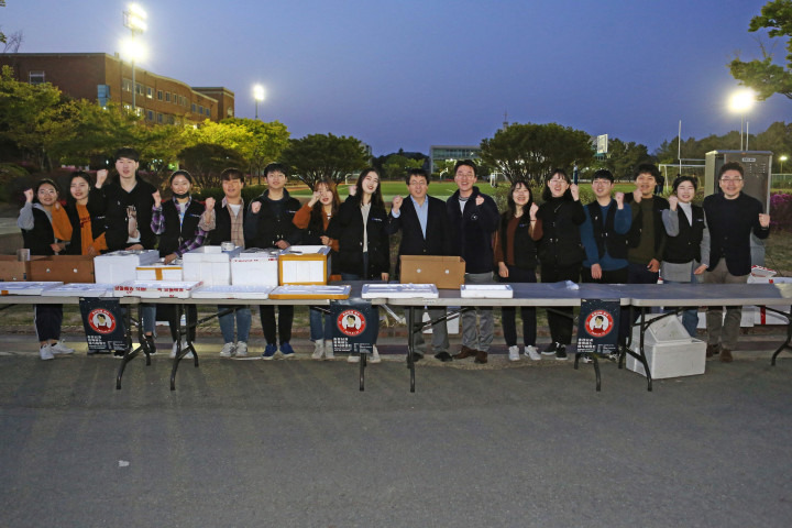 장 총장과 학생들이 ‘중간고사 파이팅’ 구호를 외치고 있다