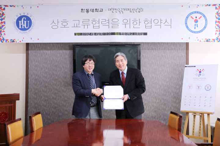장순흥 총장(사진에서 왼쪽)과 박노준 회장 MOU 체결