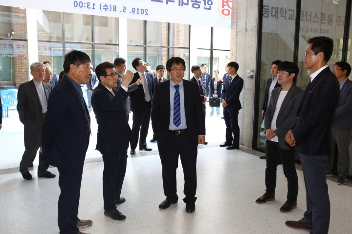 (사진3) 장순흥 총장(좌에서 세 번째)이 건축에 참여한 교수, 동문의 안내를 받으며 건물 투어
