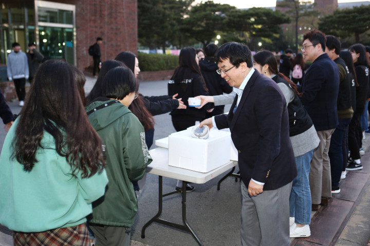 장순흥 한동대 총장이 학생들에게 컵밥을 나눠주며 격려하고 있다