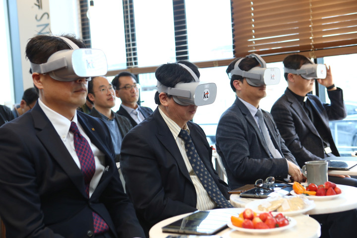 장애인 직업전문가 양성을 위한 VR 직업교육장 개소식 시연회(좌에서 두 번째 장순흥 총장)