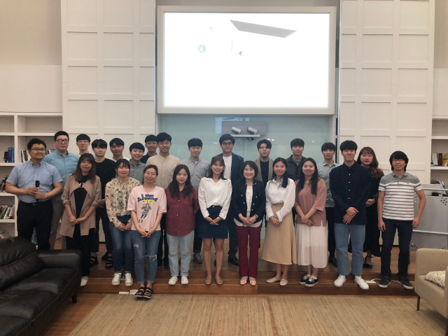 (사진1) 제5회 리빙랩 아이디어 발표회 참가자들이 기념 촬영을 하고 있다.