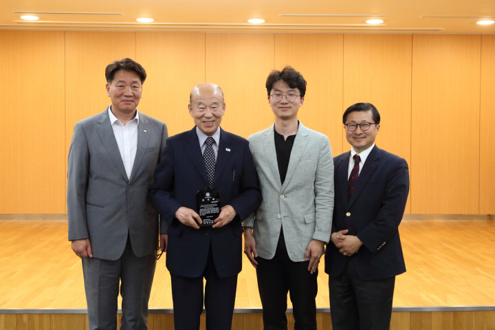 감사패 증정 기념 촬영.  (좌로부터 2번째 박경서 대한적십자사 회장, 3번째 도지현 한동대 총학생회 회장, 원재천 한동대 법학부 교수)