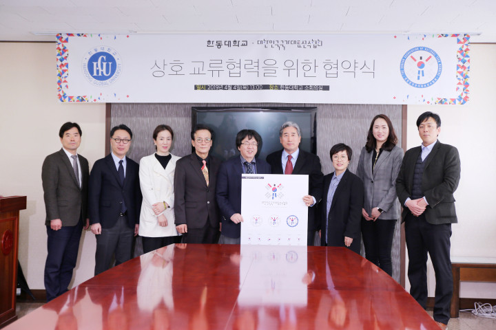 한동대 디자인연구소에서 제작한  CI MANUAL 전달