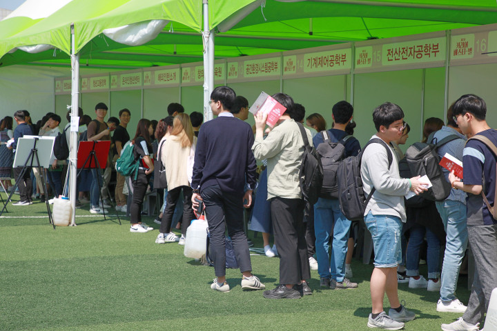 전공존 부스에서 상담을 받기 위해 줄서고 있는 모습