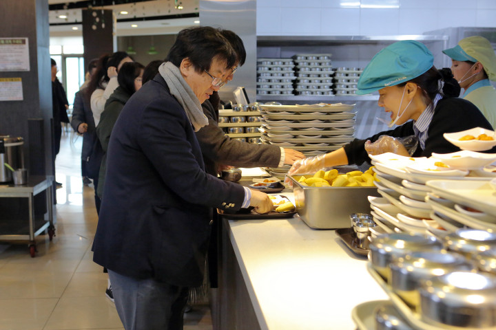 (사진1) 장순흥 총장이 학생들과 함께 아침 식사를 배식받고 있다.