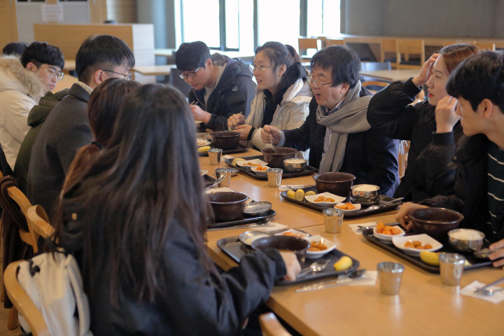 (사진2) 장순흥 총장이 학생들과 아침을 함께하며 학생들에게 메시지를 전달하고 있다.