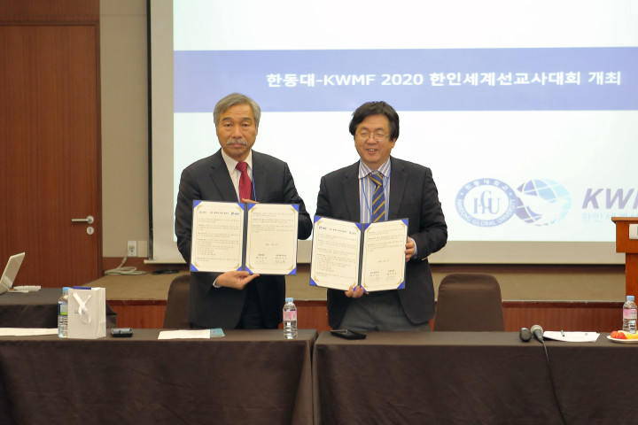 (사진1) 한동대학교  장순흥 총장(우)과  KWMF 최근봉 회장이  협약서에 서명 후 교환하고 있다.