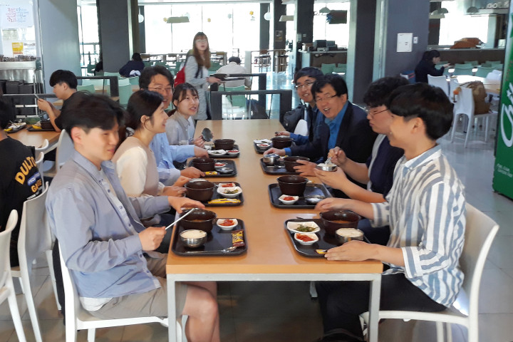 장순흥 총장이 학생들에게  “우리 학교가 앞으로 서로 어울리는 분위기를 만들었으면 좋겠다”라고 당부의 말을 하고 있다.