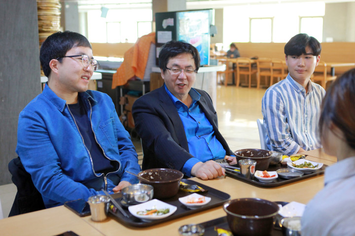 매 학기 조식 행사를 통해서 총장님과 직접 식사 교제를 할 수 있어 학교 리더십인 총장님과 소통할 수 있는 귀한 만남의 계기가 되는 것 같다”라며 학생들이 말을 하고 있다.