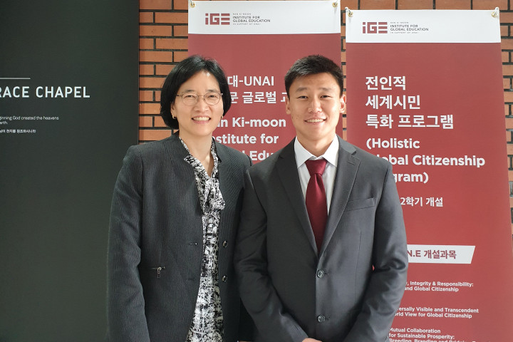 통역번역대학원 신혜인 교수와 2학년 유동현 학생이 성공적인 행사 진행에 일조 (좌로부터 신혜인 교수, 유동현 학생)