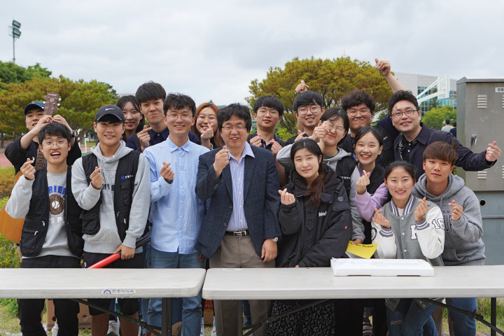 (사진1) 한동대 장순흥 총장(좌에서 네 번째)이 이벤트 진행에 함께한 도지현 총학생회장(좌에서 세 번째)과 총학생회 임원들 기념 촬영.