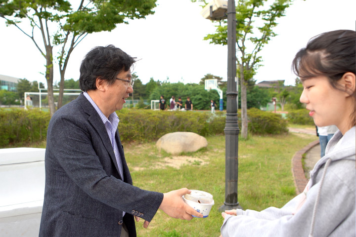 (사진3) 장 총장이 학생에게 컵밥을 나눠주고 있다.