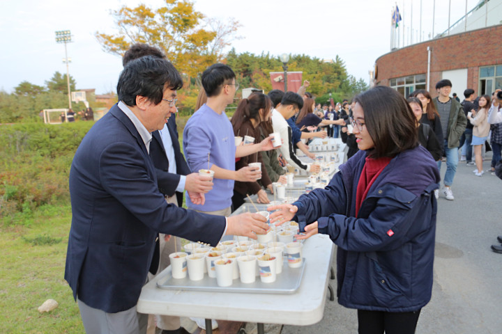 (사진2) 장순흥 한동대 총장이 학생들에게 닭강정을 나눠주며 격려하고 있다.
