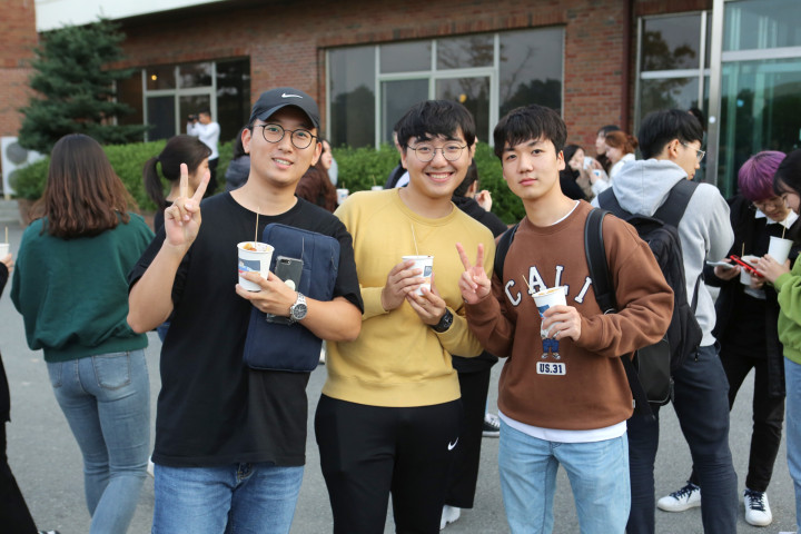 (사진3) 학생들이 수업에 가기 전 출출함을 달래며 즐거워하는 모습^^