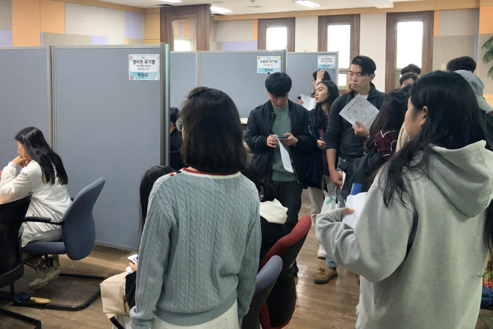 (사진2) 해외 취업 전문가 멘토링을 받기위해 대기하고 있는 학생들.