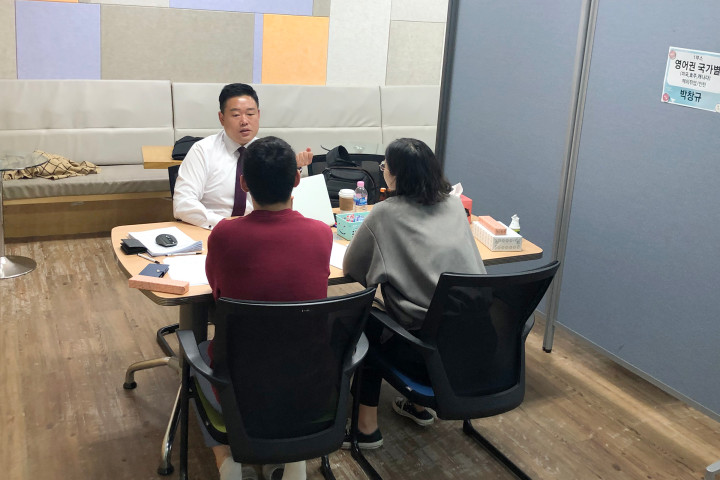 (사진3) 학생들이 해외 취업 전문가 멘토링을 받고 있다.