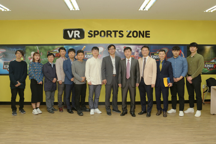 (사진1) 한동대 KT VR 체험존 구축 개원식 참석자들이 기념촬영을 하고 있다.