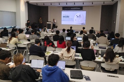 [사진2] 한동대 재학생 ‘Focus:기세’팀이 ‘2026 DRIVE 빅데이터 컨소시엄 대표단 선발전’ 본선에서  교감형 AI 인형 ‘모리(MORI)’를 소개하고 있다. (사진제공=COSS 사업단)