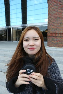 (사진)1004번째로 한동천사에 참여한 함다혜 학생이 기부자에게 참여 기념으로 제공하는‘한동천사’이어폰 파우치를 들고 있다.