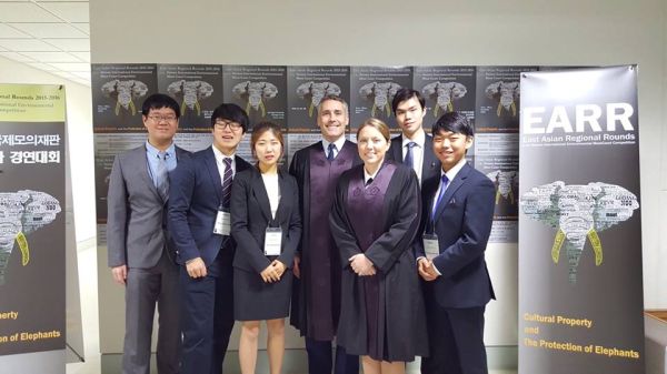 (사진1)한동대 법학부 이영광, 김수정, 김정홍, 이상찬, 이요섭 등 다섯 명의 학생은 ‘제4회 스텟슨 국제 환경 모의재판 동아시아 경연대회’에서 종합 우승을 차지했다