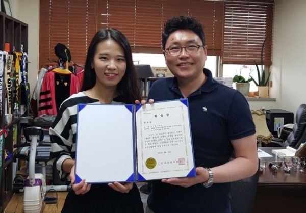 (사진)이하림 상담사(왼쪽)와 신성만 교수