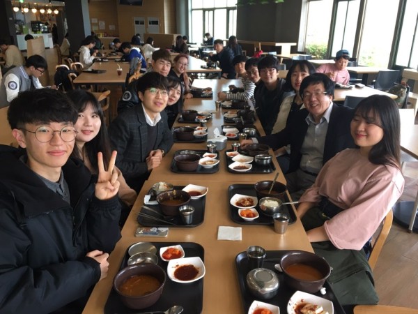 (사진)장순흥 총장과 김기찬 총학생회 회장 등이 학생 식당에서 무료 아침 식사를 하고 있다.