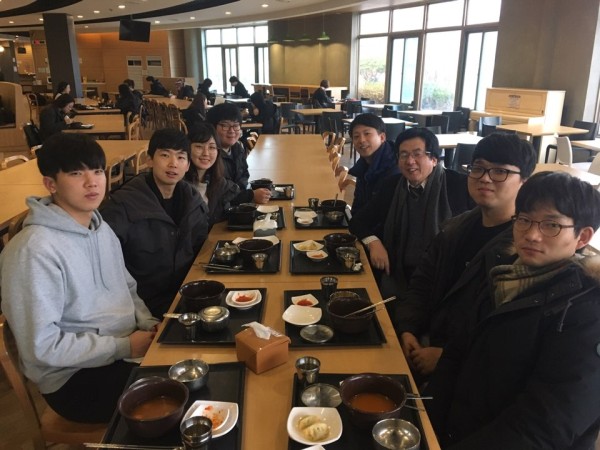 (사진)장순흥 총장과 백이삭 총학생회 회장 등이 학생 식당에서 무료 아침 식사를 하고 있다