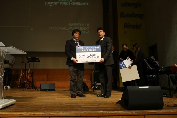 (사진)장순흥 한동대 총장(사진 왼쪽)과 최유강 총동문회 회장