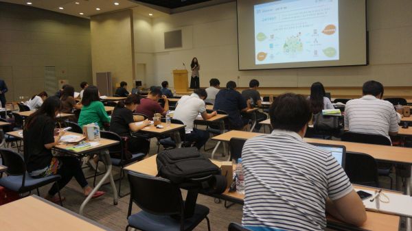 (사진)지난 20일 경주 드림센터에서, 정숙희 센터장이 경북 청년 CEO 및 경북테크노파크 관계자 대상으로 교육기부에 대해 설명하고 있다.