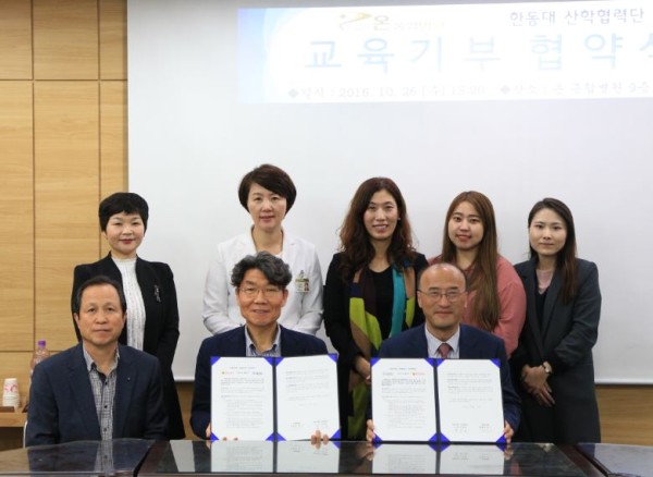 (사진)한동대학교 산학협력단(단장 이재영)과 온종합병원(병원장 정근)은 지난 26일 ‘교육기부 활성화 및 교육 협력 등에 관한 업무 협약’을 체결했다