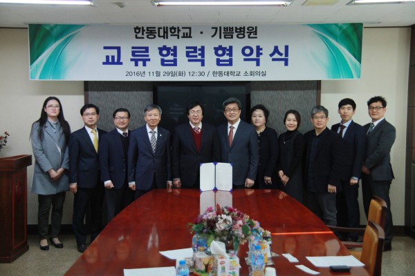 (사진)한동대학교(총장 장순흥, 왼쪽에서 다섯 번째)는 지난 29일 교내 현동홀 소회의실에서 기쁨병원(원장 강윤식, 왼쪽에서 여섯 번째)과 의료지원 협력에 관한 업무협약을 체결했다.