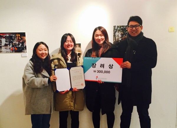 (사진)한동대학교(총장 장순흥) 대학생 도박문제예방활동단 ‘한박웃음’(12학번 송경, 13학번 유화빈, 14학번 서하람, 주찬미 외 23명)은 지난 11월 26일부터 27일까지 경기도 파주에 있는 홍원연수원에서 열린 ‘2016년 대학생 도박문제 예방 활동단 평가대회(이하 평가대회)’에서 장려상을 받았다.