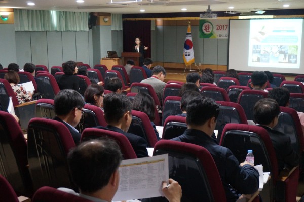 (사진)지난 26일, 포항 장성고등학교에서 강미송 연구원(한동대 경상권 교육기부센터)이 교육기부에 대해 설명하고 있다